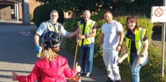 Mathias Buff (Kreispolizei Mettmann), Bojan Smigoc (Kreisverkehrswacht Mettmann), Malermeister Marcel Reichert und Tanja Smigoc (Straßenverkehrsamt, Abteilung Verkehrssicherheit). Foto: Kreis ME