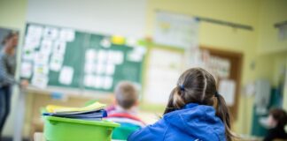 In NRW müssen Schülerinnen und Schüler weiter damit rechnen, dass Lehrer die Hausaufgaben unangekündigt überprüfen. (Symbolbild)
