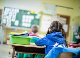 In NRW müssen Schülerinnen und Schüler weiter damit rechnen, dass Lehrer die Hausaufgaben unangekündigt überprüfen. (Symbolbild)
