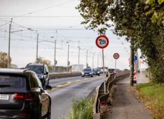 Einschränkungen auf der Josef-Kardinal-Frings-Brücke führen ständig zu Staus. (Archivbild)