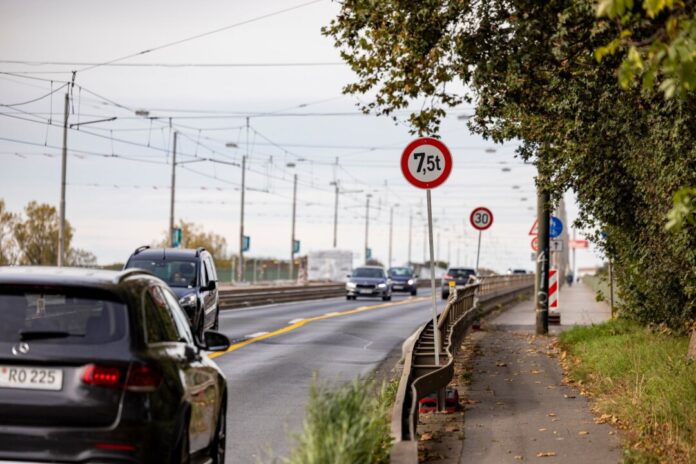 Düsseldorfer Südbrücke für Fahrzeuge über 7,5 Tonnen gesperrt Einschränkungen auf der Josef-Kardinal-Frings-Brücke führen ständig zu Staus. (Archivbild)