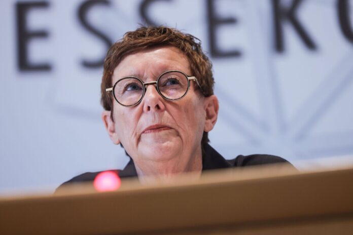 Brigitte Mandt ist die Präsidentin des Landesrechnungshofs von Nordrhein-Westfalen. Der Landesrechnungshof prangert jedes Jahr Missmanagement die Verschwendung von Steuergeldern an. 