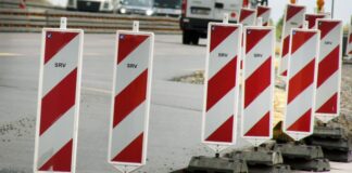 Ein Teil einer Warnbake hat am Freitagabend elf Fahrzeuge so beschädigt, dass sie nicht mehr weiterfahren konnte. (Symbolbild)