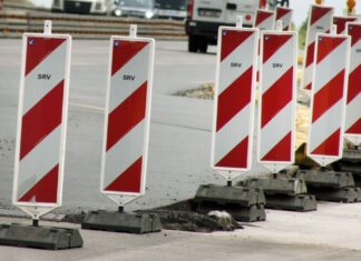 Ein Teil einer Warnbake hat am Freitagabend elf Fahrzeuge so beschädigt, dass sie nicht mehr weiterfahren konnte. (Symbolbild)