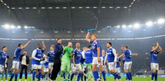 Ausgefallener Jubel der Schalker nach dem 2:1-Sieg gegen Bochum.