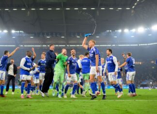 Ausgefallener Jubel der Schalker nach dem 2:1-Sieg gegen Bochum.