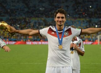 Der größte Moment der Karriere: Mats Hummels jubelt mit dem WM-Pokal in der rechten Hand nach dem gewonnenen WM-Finale 2014 in Rio. 