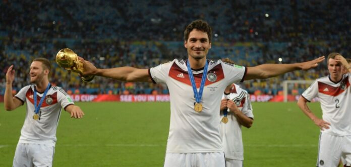 World Cup 2014 - Final - Germany - Argentina Der größte Moment der Karriere: Mats Hummels jubelt mit dem WM-Pokal in der rechten Hand nach dem gewonnenen WM-Finale 2014 in Rio.