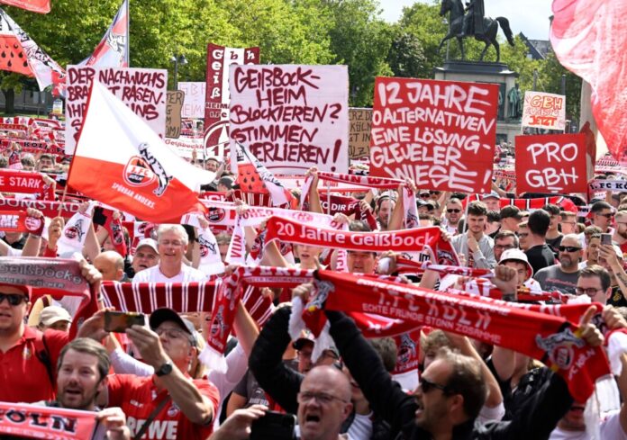 Demonstration für Ausbau des Geißbockheims vom 1. FC Köln Viele Fans sind dem Aufruf des 1. FC Köln zur Teilnahme an der Demonstration gefolgt.