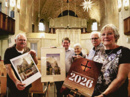 Präsentieren den Kirchen-Kalender: Sybille Schettgen (r.), Edgar Schönfisch und Peter Böhme (2.v.r.) vom Förderverein der Christuskirche mit Tim Edler und Birgitt Saeger vom Foto-Club Velbert. Foto: Volkmann
