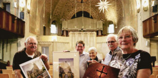 Präsentieren den Kirchen-Kalender: Sybille Schettgen (r.), Edgar Schönfisch und Peter Böhme (2.v.r.) vom Förderverein der Christuskirche mit Tim Edler und Birgitt Saeger vom Foto-Club Velbert. Foto: Volkmann