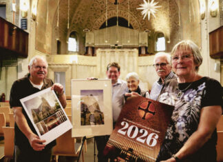 Präsentieren den Kirchen-Kalender: Sybille Schettgen (r.), Edgar Schönfisch und Peter Böhme (2.v.r.) vom Förderverein der Christuskirche mit Tim Edler und Birgitt Saeger vom Foto-Club Velbert. Foto: Volkmann