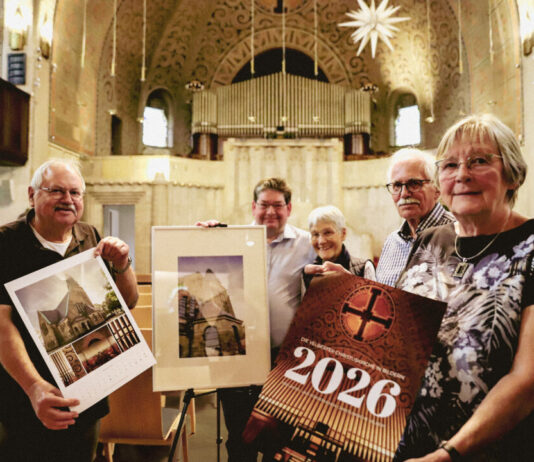 Präsentieren den Kirchen-Kalender: Sybille Schettgen (r.), Edgar Schönfisch und Peter Böhme (2.v.r.) vom Förderverein der Christuskirche mit Tim Edler und Birgitt Saeger vom Foto-Club Velbert. Foto: Volkmann