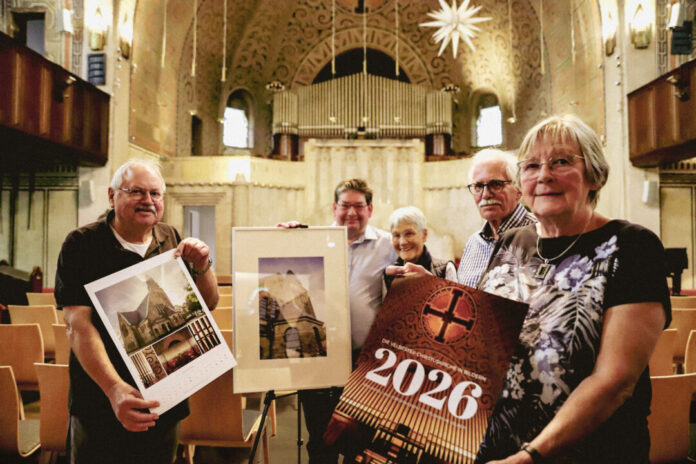 Präsentieren den Kirchen-Kalender: Sybille Schettgen (r.), Edgar Schönfisch und Peter Böhme (2.v.r.) vom Förderverein der Christuskirche mit Tim Edler und Birgitt Saeger vom Foto-Club Velbert. Foto: Volkmann