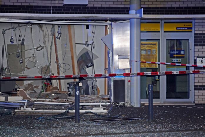 Für diese Geldautomatensprengung in Solingen sollen die Verdächtigen unter anderem verantwortlich sein. (Archivbild)