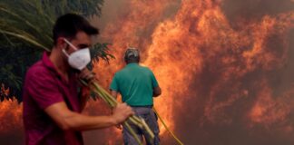 Einwohner kämpfen gegen ein Feuer, das sich auf das Dorf Rebordondo in der Nähe von Ourense im Nordwesten Spaniens ausbreitet. 