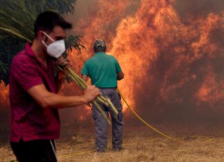 Einwohner kämpfen gegen ein Feuer, das sich auf das Dorf Rebordondo in der Nähe von Ourense im Nordwesten Spaniens ausbreitet. 