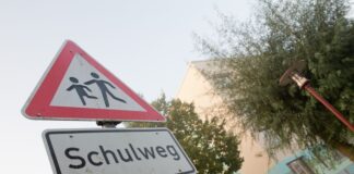 Eltern sollten mit Schulanfängern den Weg zur Schule rechtzeitig üben, raten ADAC und Landesverkehrswacht. (Archivbild)