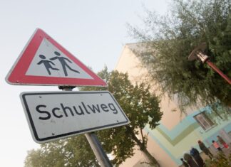Eltern sollten mit Schulanfängern den Weg zur Schule rechtzeitig üben, raten ADAC und Landesverkehrswacht. (Archivbild)