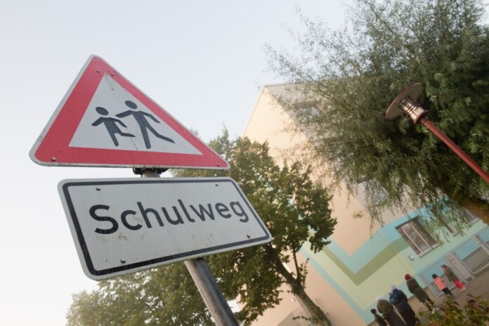 Eltern sollten mit Schulanfängern den Weg zur Schule rechtzeitig üben, raten ADAC und Landesverkehrswacht. (Archivbild)