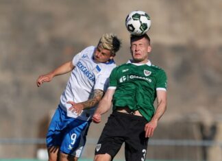 Kopfballduell zwischen dem Münsteraner Paul Jaeckel (rechts) und Herthas Dawid Kownacki.