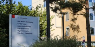 In der Klinik soll eine 13-jährige Patientin eine Betreuerin mit einem spitzen Gegenstand angegriffen haben.