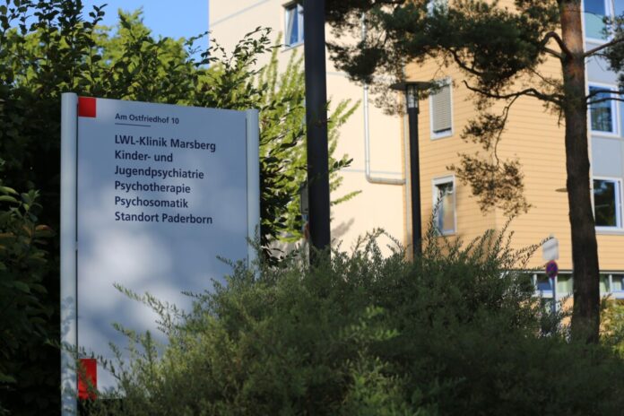  In der Klinik soll eine 13-jährige Patientin eine Betreuerin mit einem spitzen Gegenstand angegriffen haben.