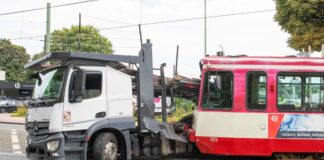 Beim Linksabbiegen ist in Duisburg ein Lastwagen mit einer Straßenbahn zusammengestoßen. 