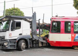 Beim Linksabbiegen ist in Duisburg ein Lastwagen mit einer Straßenbahn zusammengestoßen. 
