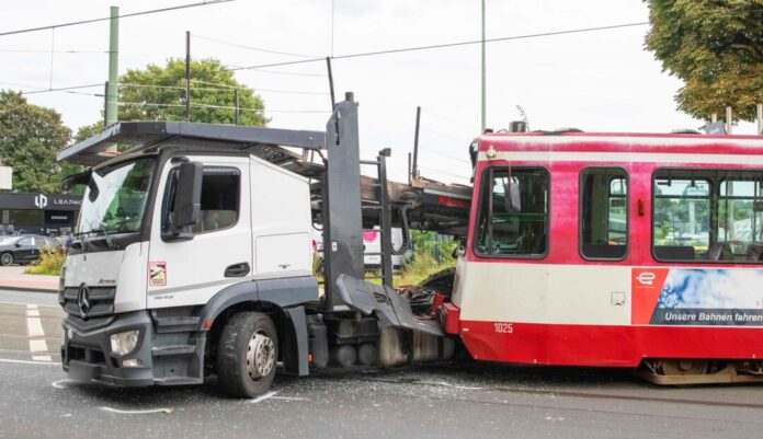 Lastwagen kollidiert mit Straßenbahn in Duisburg Beim Linksabbiegen ist in Duisburg ein Lastwagen mit einer Straßenbahn zusammengestoßen.
