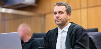 Der Angeklagte (l) sitzt zu Beginn des Prozesses neben seinem Anwalt Mathis Bönte im Landgericht. (Archivbild)