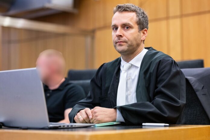 Der Angeklagte (l) sitzt zu Beginn des Prozesses neben seinem Anwalt Mathis Bönte im Landgericht. (Archivbild)