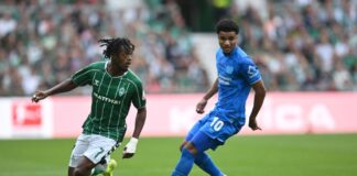 Im Zweikampf: Werders Samuel Mbangula (l) und Leverkusens Malik Tillman.