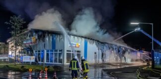 Die Feuerwehr kämpft in Lennestadt gegen ein Feuer in einem Firmengebäude. 