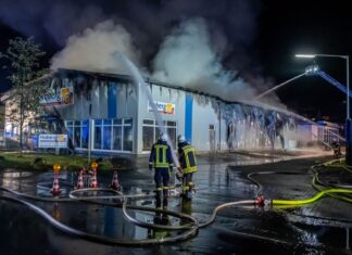 Die Feuerwehr kämpft in Lennestadt gegen ein Feuer in einem Firmengebäude. 