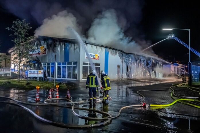 Die Feuerwehr kämpft in Lennestadt gegen ein Feuer in einem Firmengebäude. 