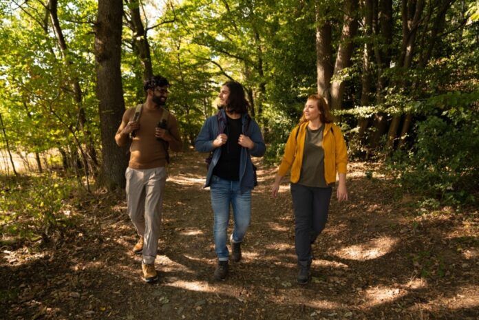 Von After-Work-Touren bis zu Kulinarik- und Kräuterwanderungen; „Stadt Land Fluss trifft Bergische Wanderwochen“ bietet ein vielfältiges Programm. Foto: Holger Hage/Das Bergische