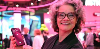 Telekom-Vorständin Claudia Nemat hält große Stücke auf das neue Smartphone ihrer Firma.