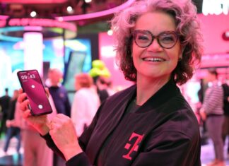 Telekom-Vorständin Claudia Nemat hält große Stücke auf das neue Smartphone ihrer Firma.