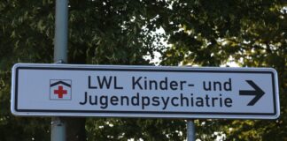 In dieser Klinik soll eine 13-jährige Patientin eine Betreuerin mit einem spitzen Gegenstand angegriffen haben. (Archivbild)
