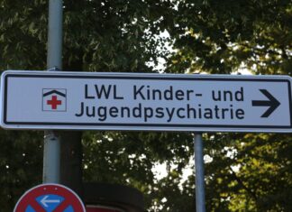In dieser Klinik soll eine 13-jährige Patientin eine Betreuerin mit einem spitzen Gegenstand angegriffen haben. (Archivbild)