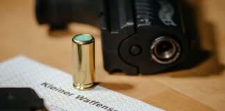 Die Polizei hat in der Wohnung eines 18-Jährigen in Hagen eine Schreckschusspistole sichergestellt. (Symbolfoto)