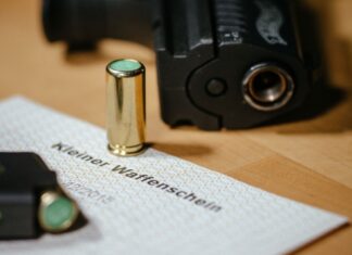 Die Polizei hat in der Wohnung eines 18-Jährigen in Hagen eine Schreckschusspistole sichergestellt. (Symbolfoto)