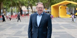 Torsten Burmester, SPD-Oberbürgermeisterkandidat in Köln, steht auf dem Neumarkt, einem Hotspot der Drogenszene in der Millionenstadt.