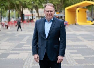Torsten Burmester, SPD-Oberbürgermeisterkandidat in Köln, steht auf dem Neumarkt, einem Hotspot der Drogenszene in der Millionenstadt.