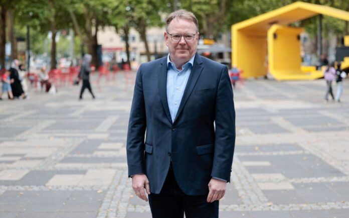 SPD-Kandidat Torsten Burmester auf dem Neumarkt Torsten Burmester, SPD-Oberbürgermeisterkandidat in Köln, steht auf dem Neumarkt, einem Hotspot der Drogenszene in der Millionenstadt.