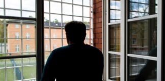 Ein beim Ausgang geflohener Straftäter wird weiter gesucht. (Symbolbild)