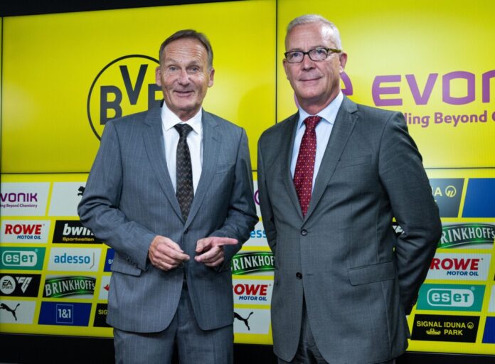 Bilanzpressekonferenz Borussia Dortmund GmbH & Co. KGaA Hans-Joachim Watzke (l.) präsentiert zum letzten Mal die Geschäftszahlen von Borussia Dortmund. An seiner Seite Geschäftsführer Thomas Treß.