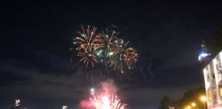 Das musiksynchrone Höhenfeuerwerk lockte bei sternenklarem Himmel tausende Zuschauer an den Fluss. 