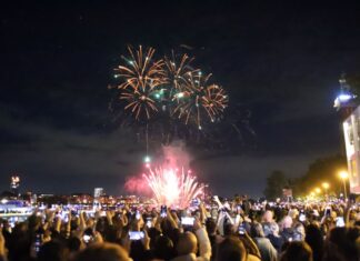 Das musiksynchrone Höhenfeuerwerk lockte bei sternenklarem Himmel tausende Zuschauer an den Fluss. 